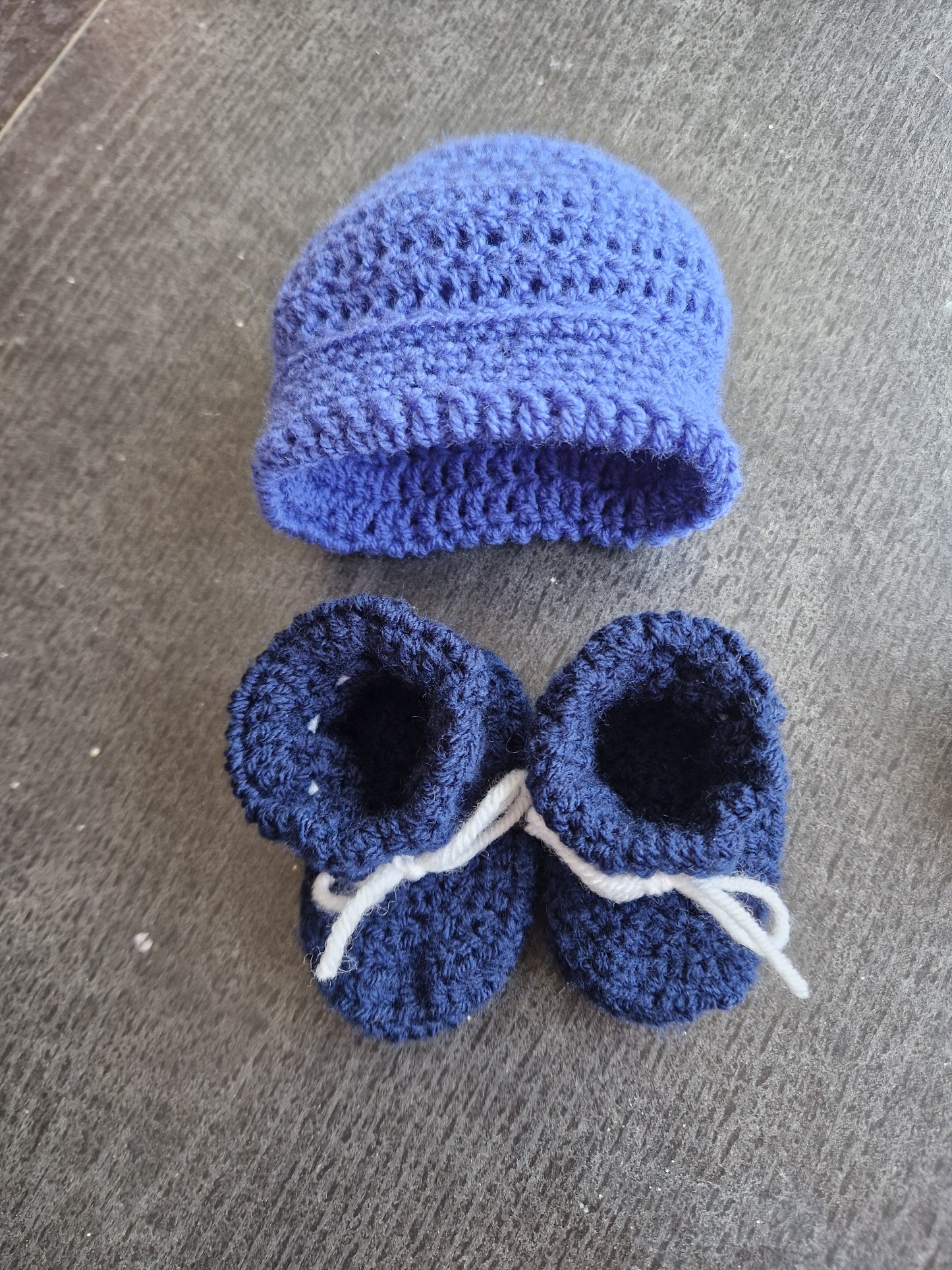 Bonnet  et chaussons 3 à 6 mois